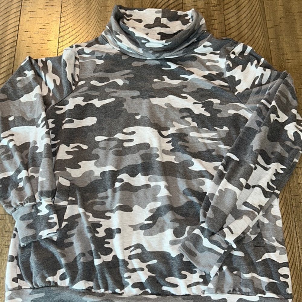 SOFT Cowl Neck Lounge sweatshirt with kangaroo 🦘 pockets.🏕️ Camo Gray Black.
